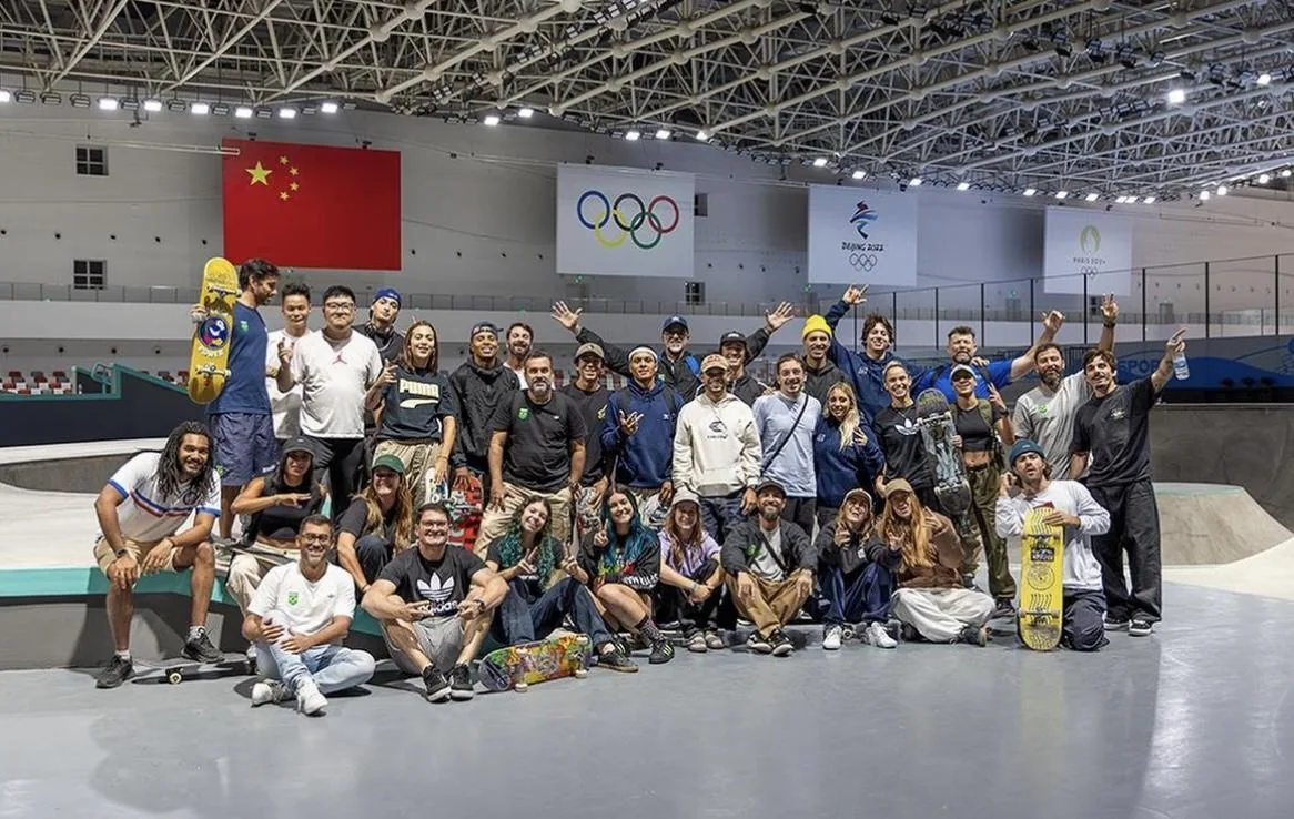 巴西国家滑板队在基地合影
