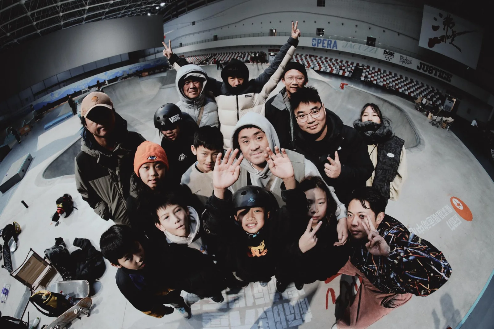 Powersk8滑板学员与教练在碗池合影