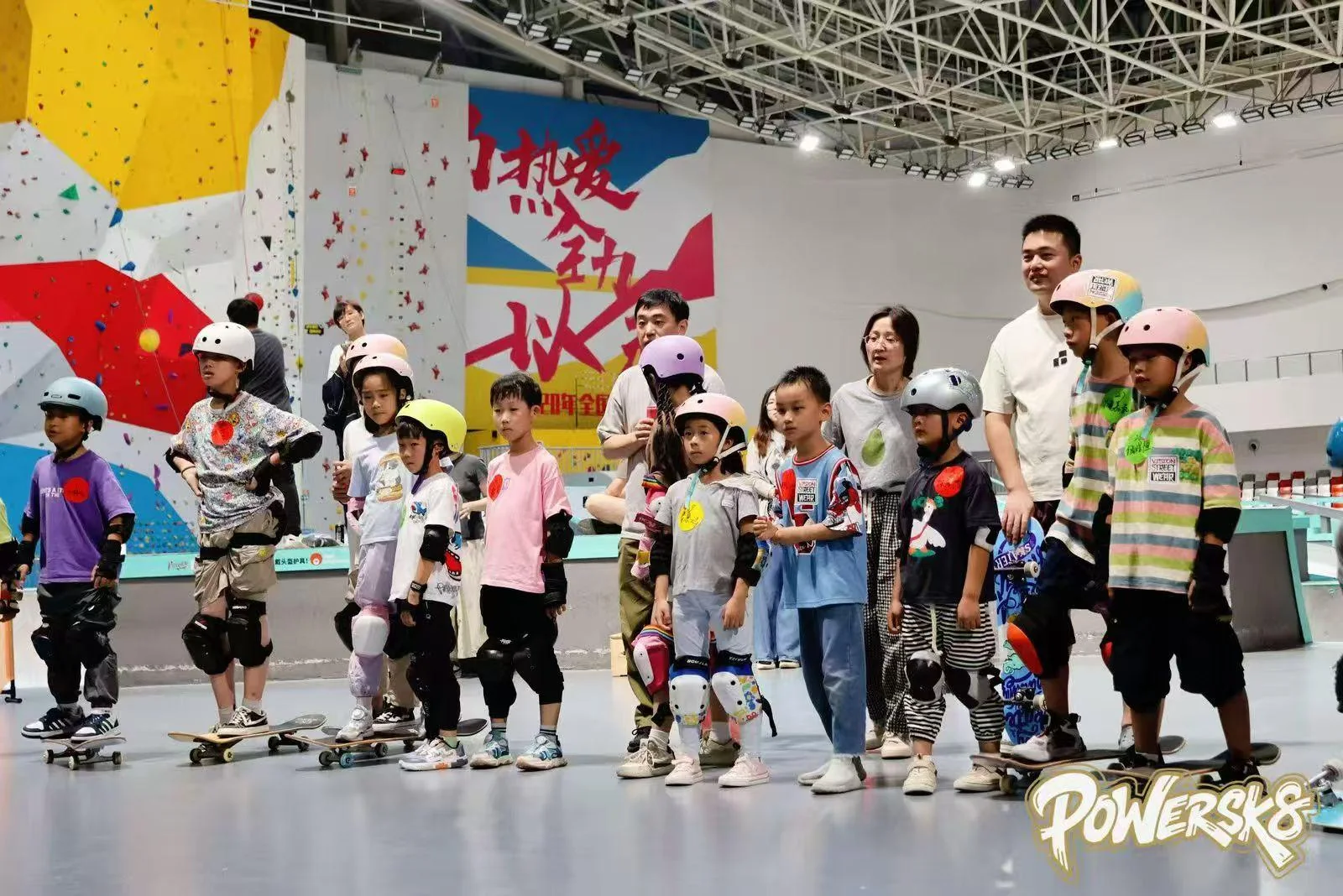 青少年滑板学员在国家极限运动馆参加基础培训